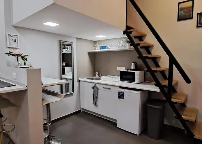 6-Pack Apartment In The Party District