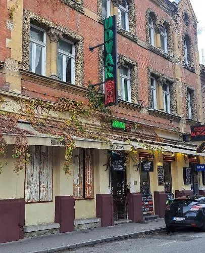 6-Pack Apartment In The Party District