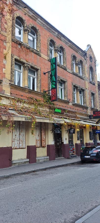 6-pack In The Party District * Budapest
