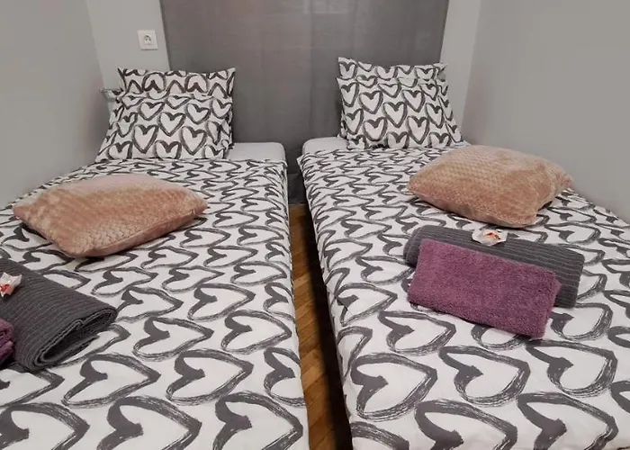 6-Pack Apartment In The Party District